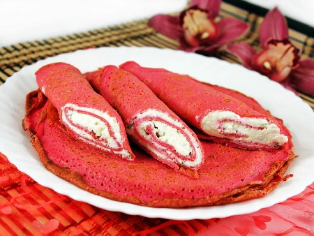 Палачинки с червено цвекло и крема сирене - снимка на рецептата